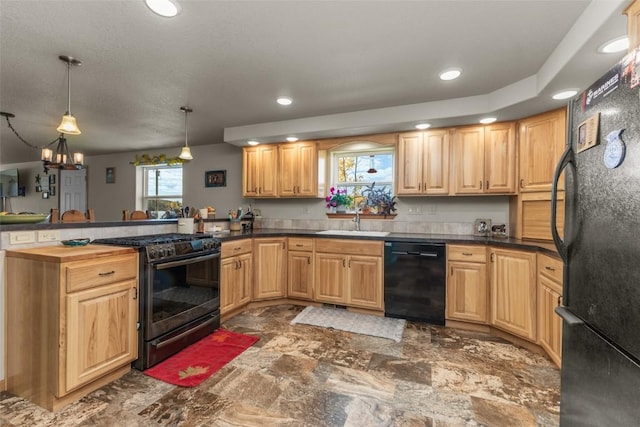 kitchen featuring an inviting chandelier, black appliances, sink, hanging light fixtures, and kitchen peninsula