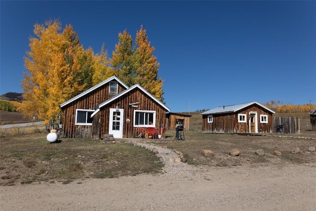 view of front of property featuring an outdoor structure