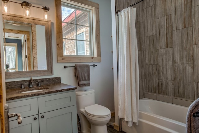 full bathroom featuring vanity, a wealth of natural light, shower / tub combo with curtain, and toilet