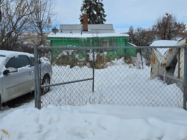 view of yard layered in snow