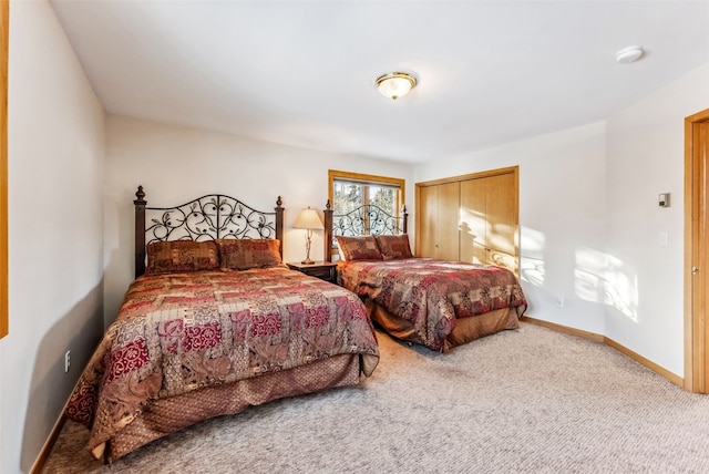 bedroom featuring carpet flooring and a closet