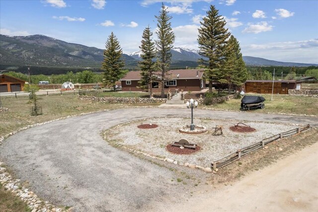 view of yard with a mountain view