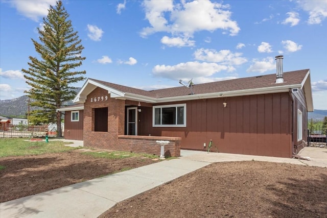 single story home featuring a mountain view