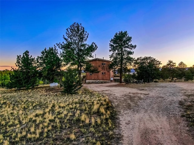 view of yard at dusk