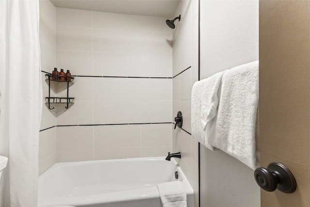 bathroom featuring shower / tub combo