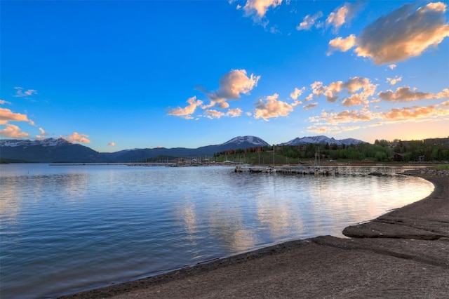 water view featuring a mountain view