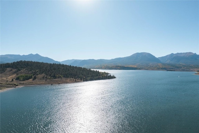 water view with a mountain view