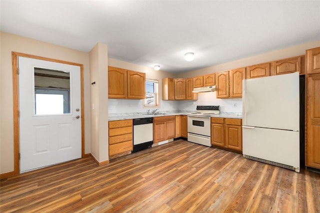 kitchen featuring tasteful backsplash, sink, dark hardwood / wood-style floors, and white appliances