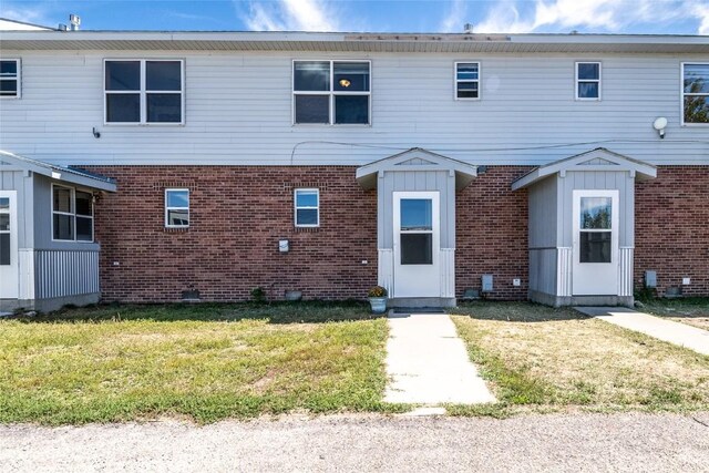 view of front of house featuring a front lawn