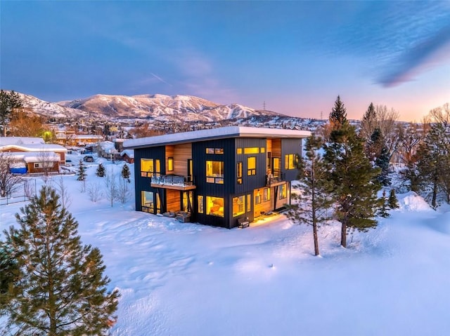 view of front of home featuring a mountain view