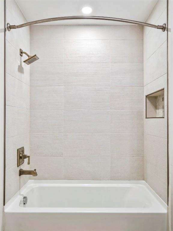 bathroom featuring tiled shower / bath combo