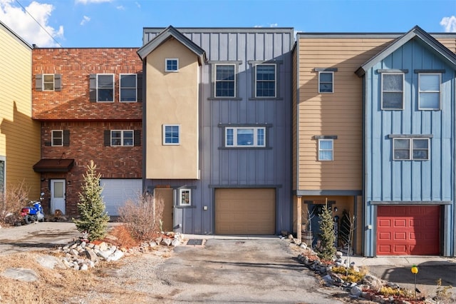 townhome / multi-family property featuring a garage