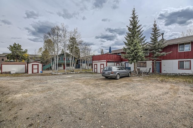 view of yard featuring a storage unit