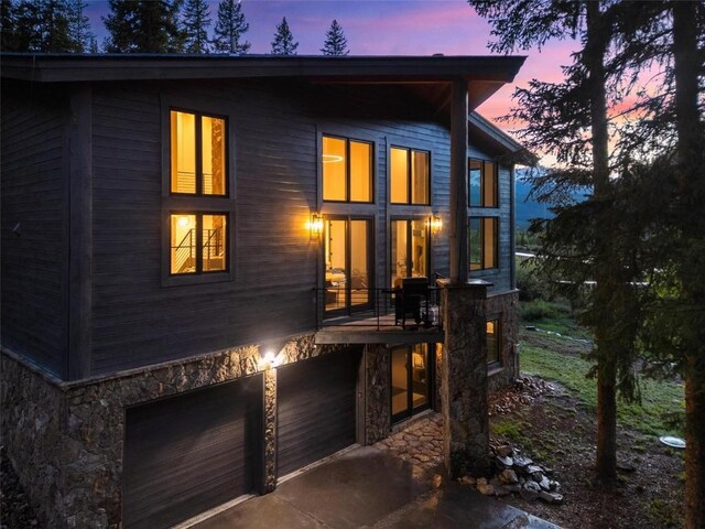 view of front of property featuring a garage