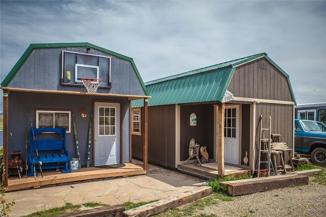 rear view of house featuring an outdoor structure