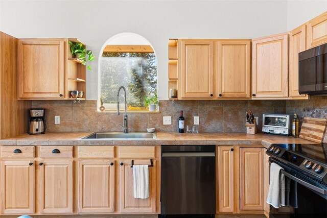 kitchen with tasteful backsplash, electric stove, dishwasher, and sink