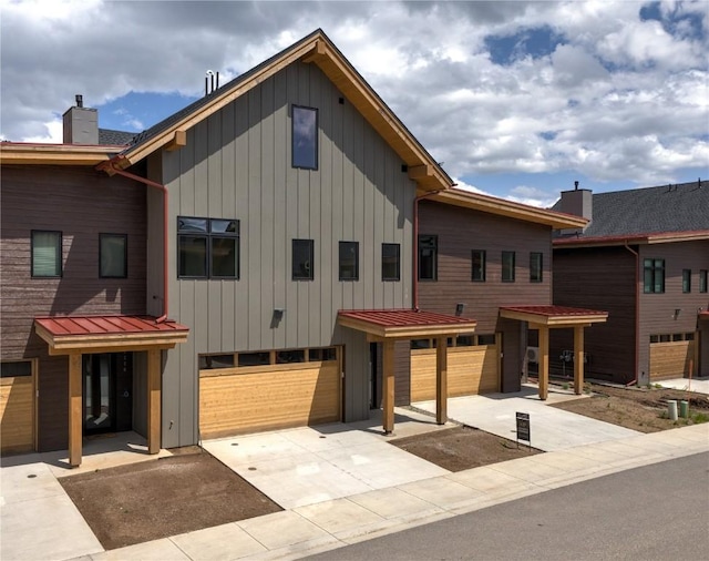 view of front facade featuring a garage