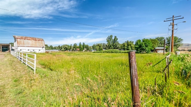 view of yard featuring a rural view