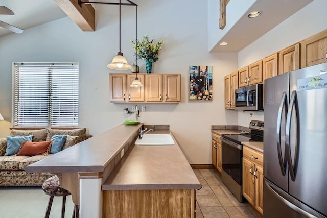 kitchen featuring a breakfast bar, a sink, stainless steel appliances, a peninsula, and light tile patterned floors