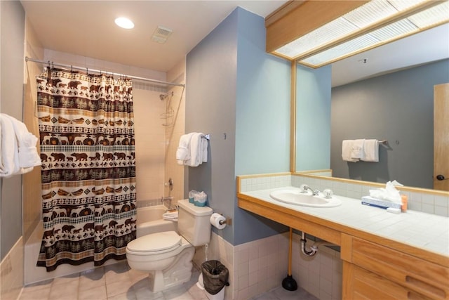 full bath featuring tile patterned flooring, toilet, a sink, visible vents, and shower / tub combo with curtain