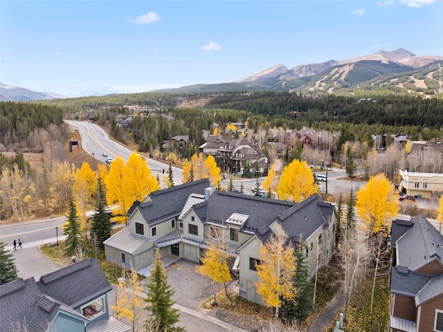 birds eye view of property featuring a mountain view