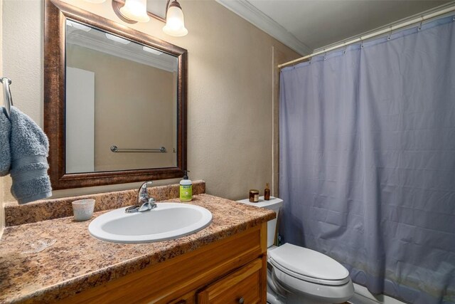 bathroom with vanity, crown molding, toilet, and a shower with shower curtain