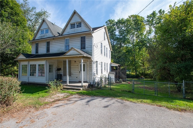 view of front of property featuring a front lawn and a porch