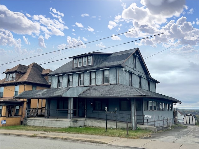 view of front of property with an outdoor structure