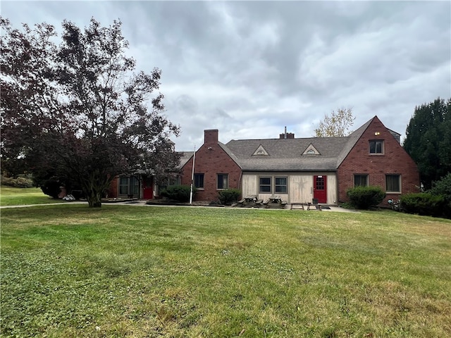 view of front of property featuring a front yard