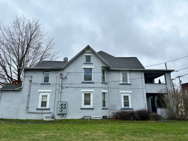 back of house featuring a yard