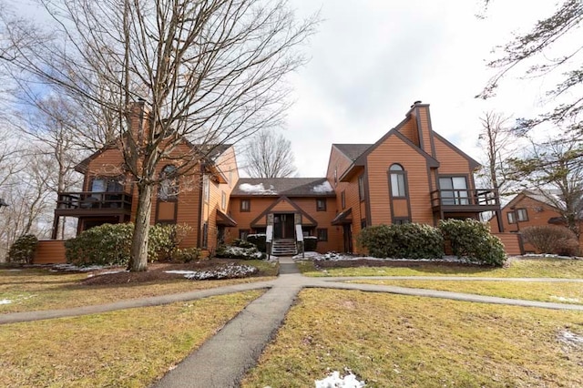 view of front of home with a front lawn