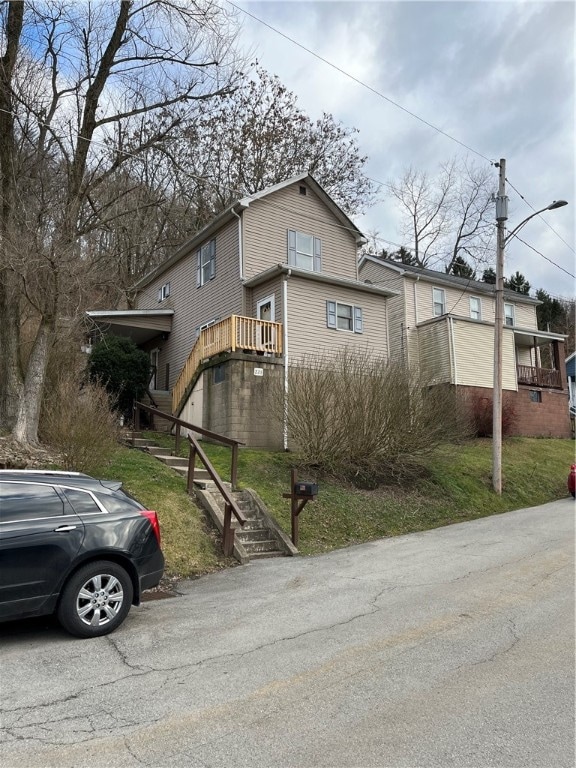 view of front of property with a front yard