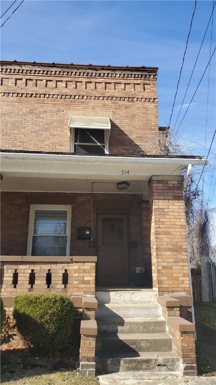 view of front of property featuring covered porch