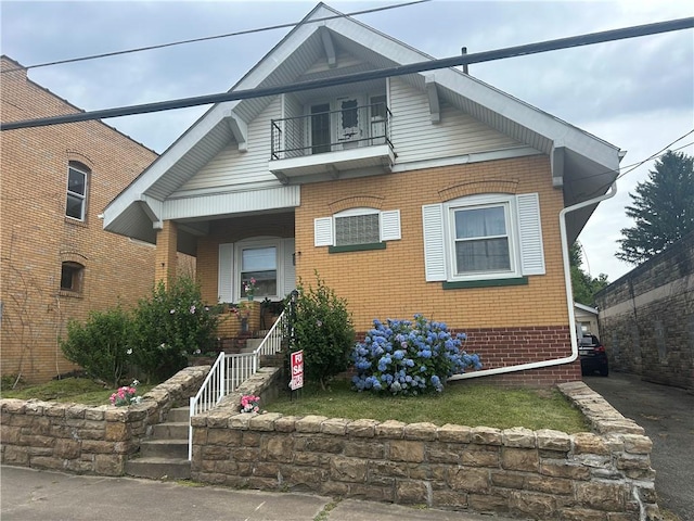 view of front of house with a balcony