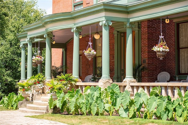 property entrance featuring a porch