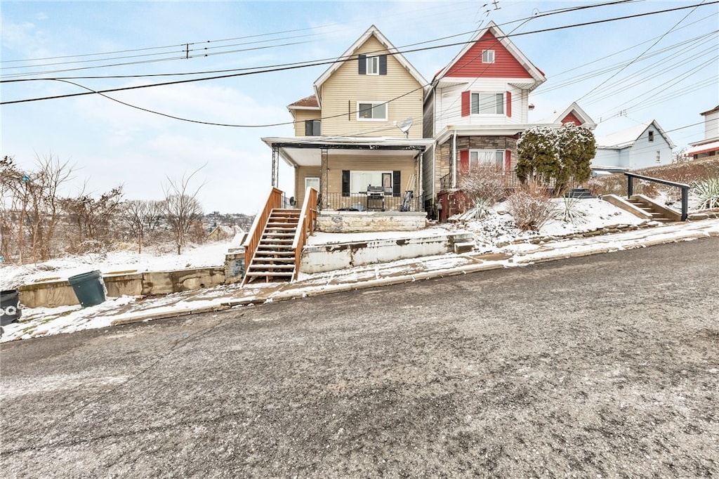 view of front of property featuring a porch