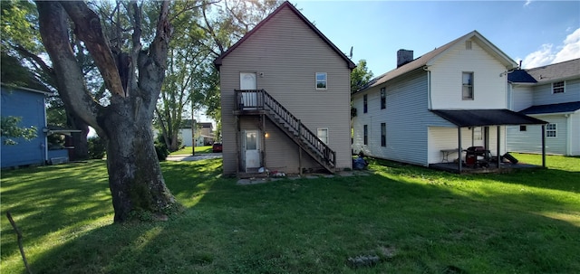 back of house featuring a lawn