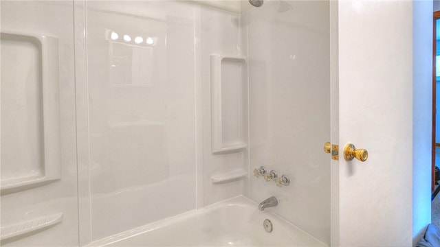 bathroom with tub / shower combination