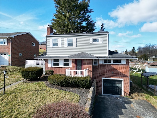 view of front of home featuring a front lawn and a garage