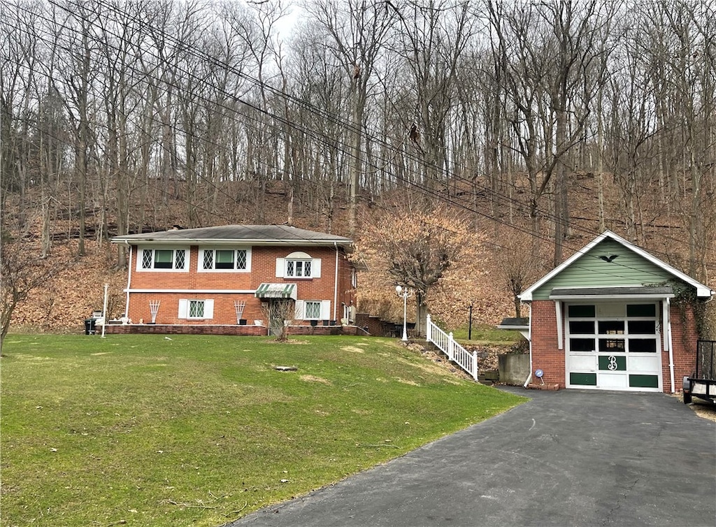 bi-level home featuring a front lawn