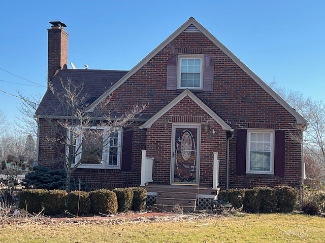 view of front of house featuring a front lawn