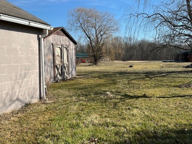 view of yard with an outdoor structure