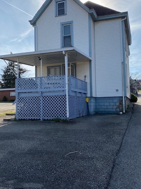 view of front of house featuring covered porch