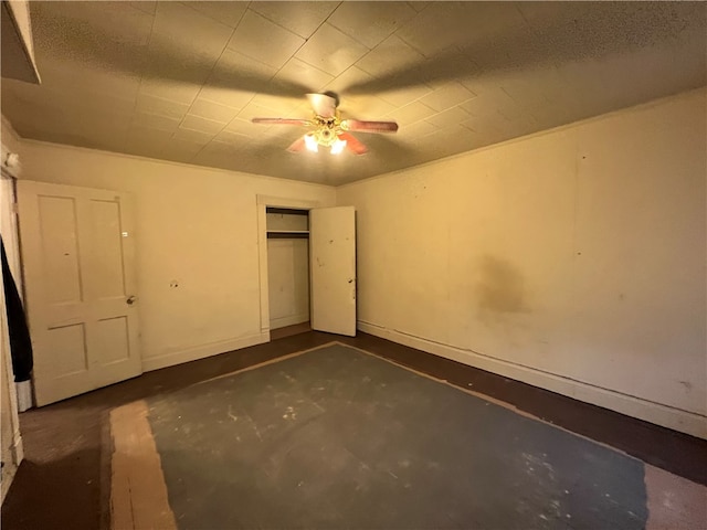 unfurnished bedroom featuring ceiling fan