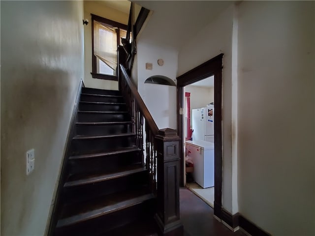 stairs with washer / clothes dryer