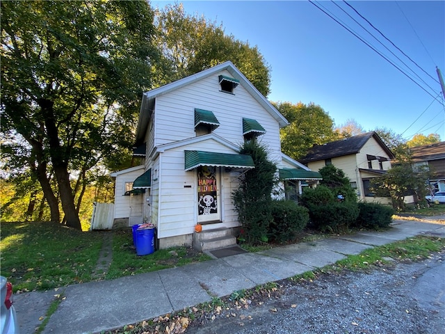 view of front facade with a front yard