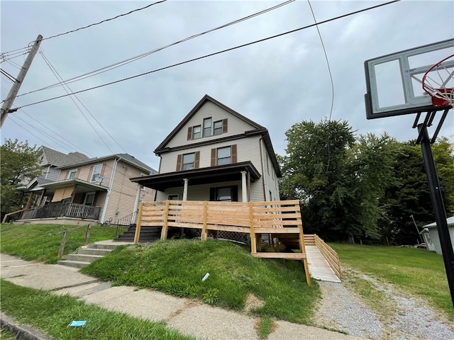 view of front of property with a front lawn