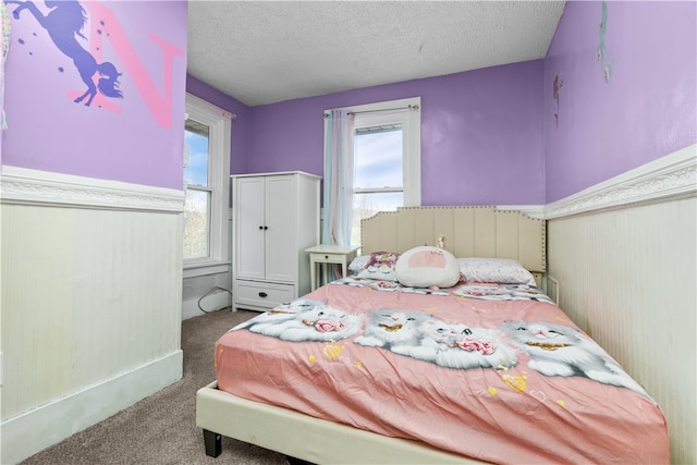 bedroom featuring carpet flooring and a textured ceiling