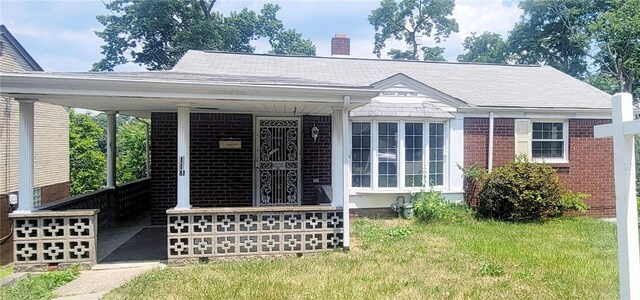 view of front of home featuring a front yard