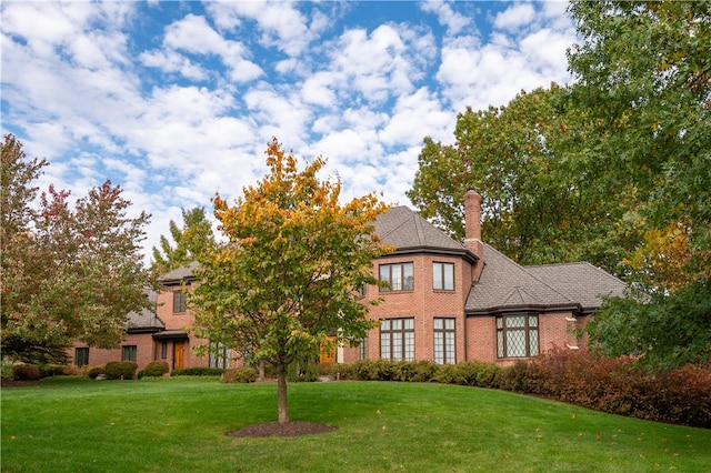 view of front of home featuring a front lawn